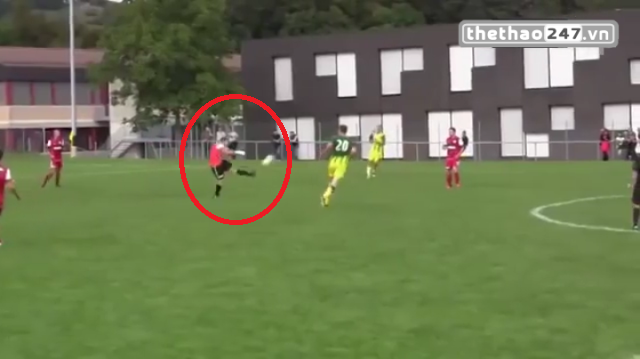VIDEO: Lao ra ngoài vòng cấm phá bóng như Neuer, thủ môn ghi bàn thắng tuyệt đẹp