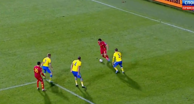 VIDEO: Cầu thủ Montenegro biến 3 cầu thủ Thụy Điển thành 3 chú hề