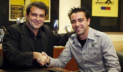 Sau Mourinho, Joan Laporta lại muốn Xavi làm HLV Barca