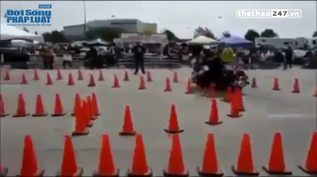 VIDEO: Ngạc nhiên xem cảnh sát Mỹ thi bằng lái moto