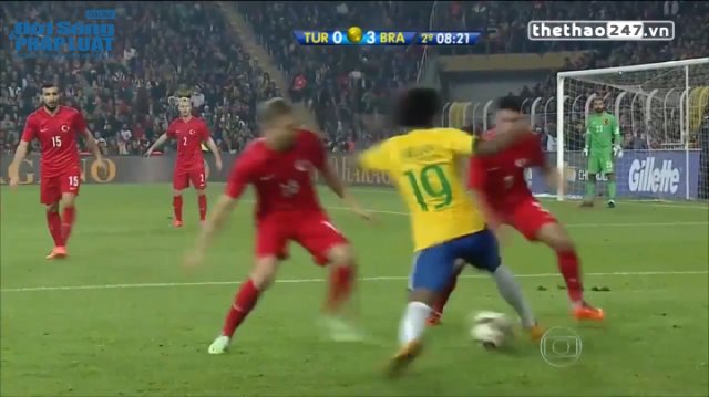 VIDEO: Sao Brazil tái hiện tuyệt kỹ Flip Flap của Ronaldinho