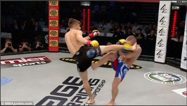 VIDEO UFC: Cú đá cực mạnh khiến đối thủ gãy tay của Nathaniel Wood
