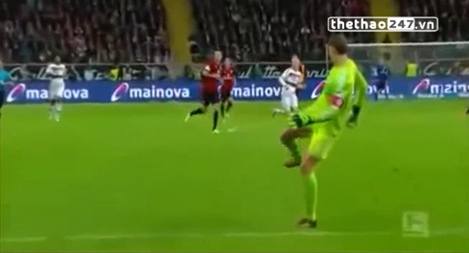 VIDEO: Neuer tự tin lừa bóng, tranh chấp tay đôi với tiền đạo đối phương