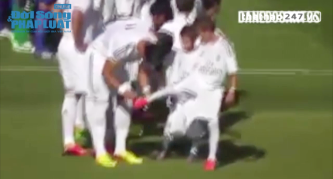 VIDEO: Ronaldo ký tặng vào giầy cho CĐV nhí