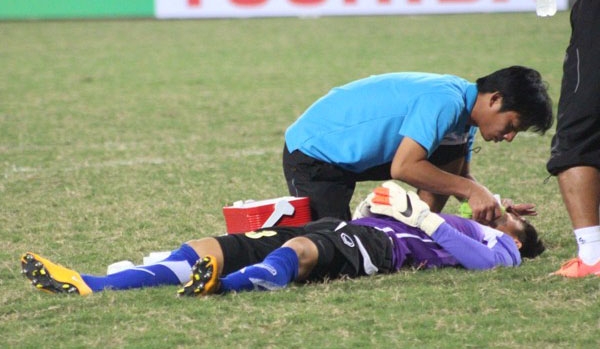 Dính chấn thương nặng, Nguyên Mạnh nguy cơ chia tay AFF Cup sớm