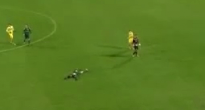 VIDEO: Bắt chước Neuer lên làm tiền vệ, thủ môn nhận trái đắng