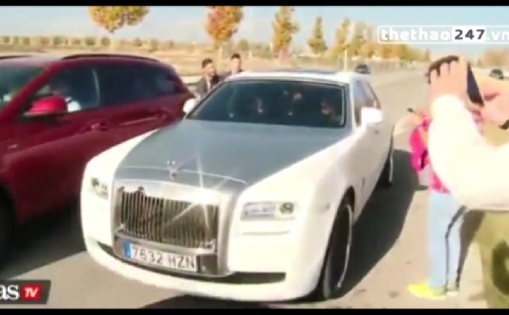 VIDEO: Fan phát cuồng vì siêu xe Rolls Royce Ghost của Ronaldo