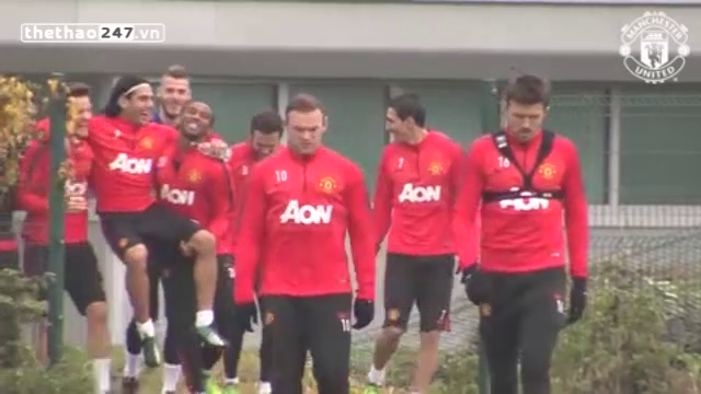 VIDEO: Trở lại tập luyện, Falcao tươi cười cùng HLV van Gaal và đồng đội