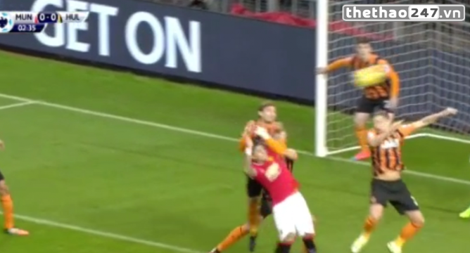 VIDEO: Davies dùng tay cản bóng trong vòng cấm của Hull City