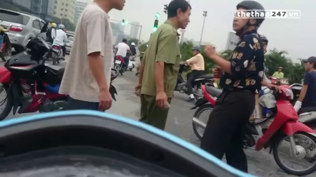 VIDEO: Màn solo hài hước giữa ông lão U60 và thanh niên ở ngã tư Hà Nội