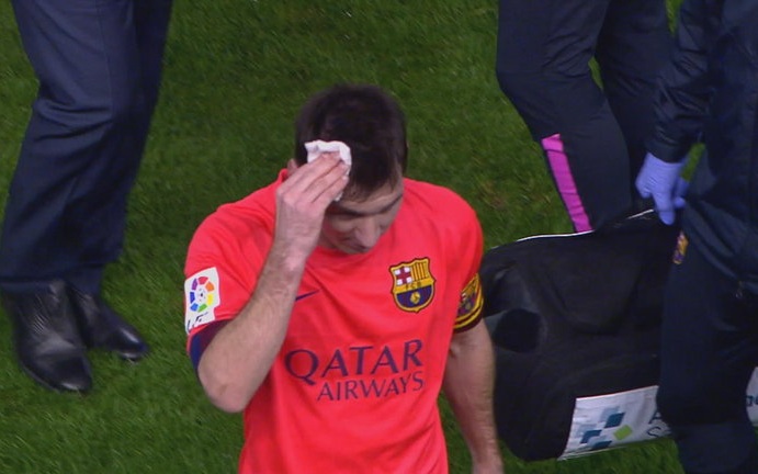 VIDEO: Messi lĩnh trọn chai nước khi đang ăn mừng bàn thắng của Busquets