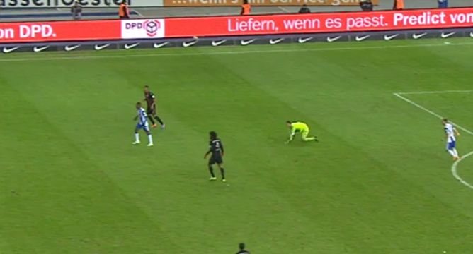 VIDEO: Neuer lại bỏ khung thành ra ngoài làm hậu vệ
