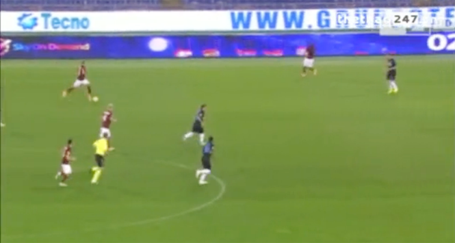 VIDEO: Siêu phẩm solo từ giữa sân của sao Roma vào lưới Inter Milan