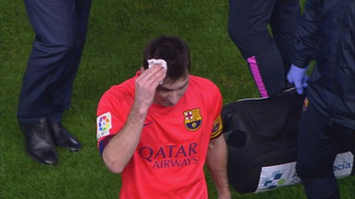 CĐV ném chai nước vào Messi nhận án phạt nặng nề