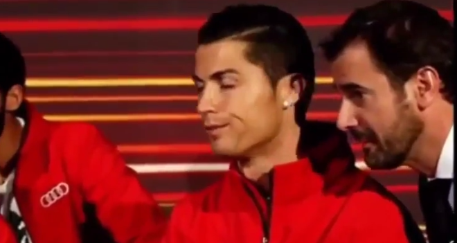 Ronaldo khó chịu ra mặt khi phải ngồi cùng Chicharito