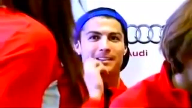 VIDEO: Ronaldo nhìn đắm đuối cô gái phục vụ của hãng xe Audi