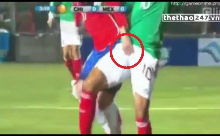 VIDEO: Cầu thủ Mexico quằn quại sau khi bị ''sàm sỡ'' trên sân bóng