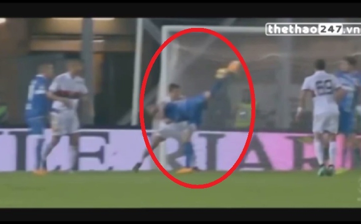 VIDEO: Màn tái hiện pha ghi bàn theo tư thế bọ cạp của Ibrahimovic