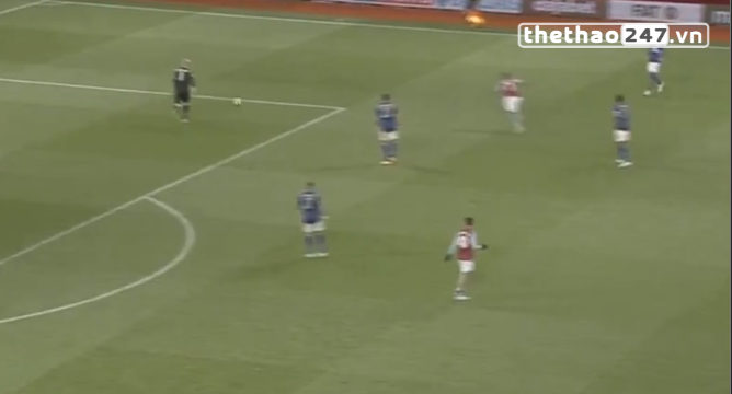 VIDEO: Kasper Schmeichel lừa bóng tinh tế qua hai tiền đạo Aston Villa