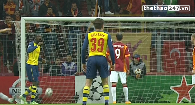 VIDEO hài hước: Sanogo kinh hoàng khi thấy Ramsey sút cháy lưới Galatasaray