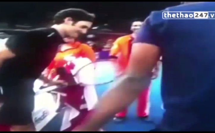 VIDEO: Federer làm trò ''bắng nhắng'' khi đánh cặp cùng Gael Monfils