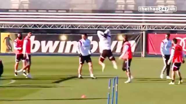 VIDEO: Màn chơi bóng 'độc & lạ' của cầu thủ Real trên sân tập