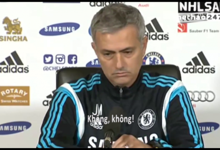 VIDEO: Jose Mourinho ''đóng sầm'' cánh cửa với Torres