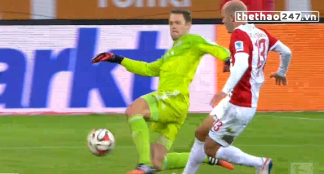 VIDEO: Neuer lại lên tranh bóng tận giữa sân và suýt phải trả giá