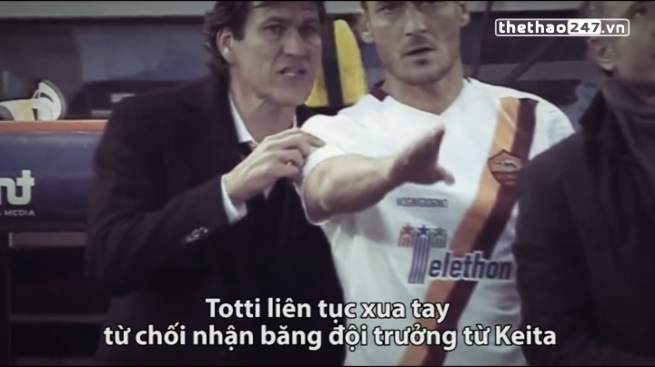 VIDEO: Totti xua tay từ chối nhận băng đội trưởng từ Keita