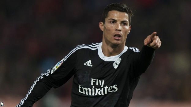 Vệ sĩ của Ronaldo khiến trọng tài khiếp vía