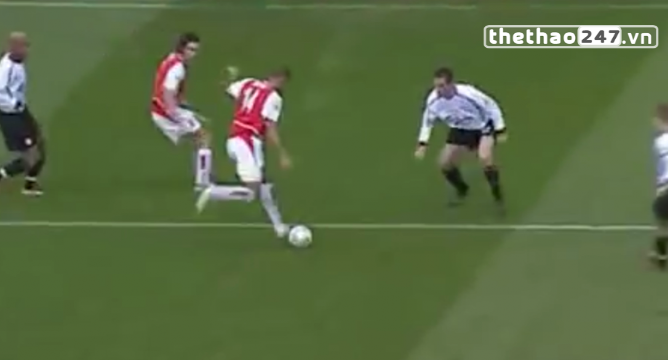 VIDEO: Thierry Henry đi bóng như chỗ không người trước khi phá lưới Liverpool