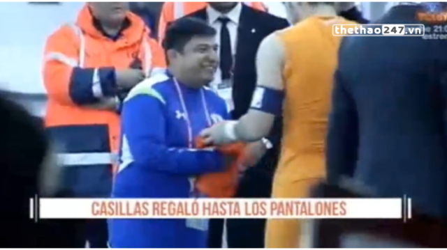 VIDEO: Casillas tặng quần cho fan của Cruz Azul sau trận đấu