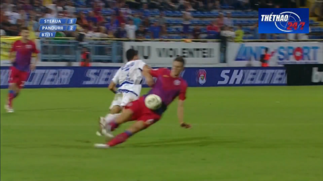 VIDEO: Cầu thủ gãy chân sau pha va chạm kinh hoàng