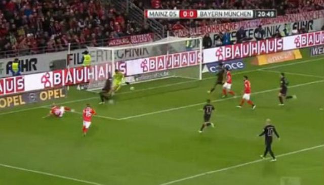 VIDEO: Để bóng lọt háng, Manuel Neuer đứt mạch trận giữ sạch lưới ở Bundesliga