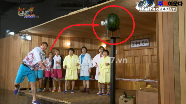 VIDEO: Pha smash cầu cực mạnh làm nứt toác quả dưa hấu của Lee Yong Dae