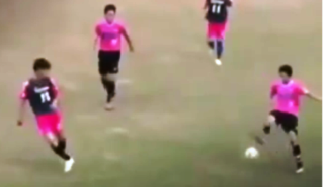 VIDEO: Xấu hổ thay cầu thủ đá trượt bóng 3 lần liên tiếp