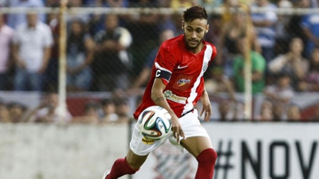 VIDEO: Siêu phẩm gắp bóng ghi bàn đầy ấn tượng của Neymar