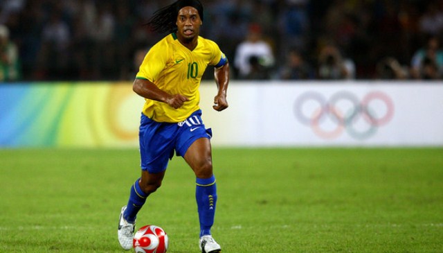 VIDEO: Ronaldinho khiến việc qua người trở nên đơn giản hơn bao giờ hết