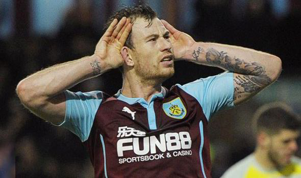 VIDEO: Ashley Barnes dứt điểm đẹp mắt gỡ hòa cho Burnley