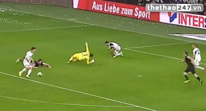 VIDEO: Pha lộn xộn trước khung thành của Bremen. Đối thủ của Neuer là đây !