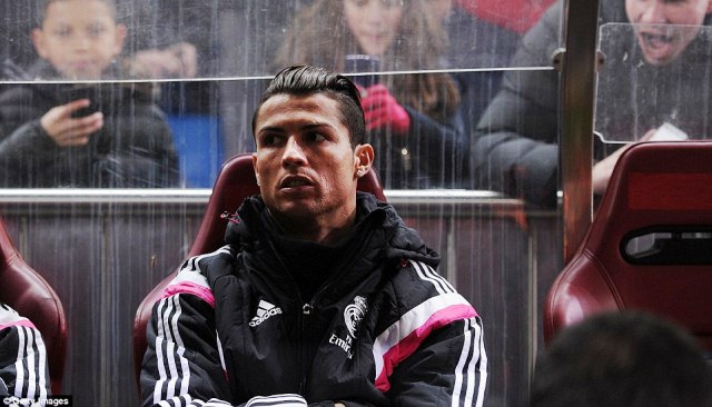 VIDEO: Ronaldo bức xúc khi phải ngồi dự bị
