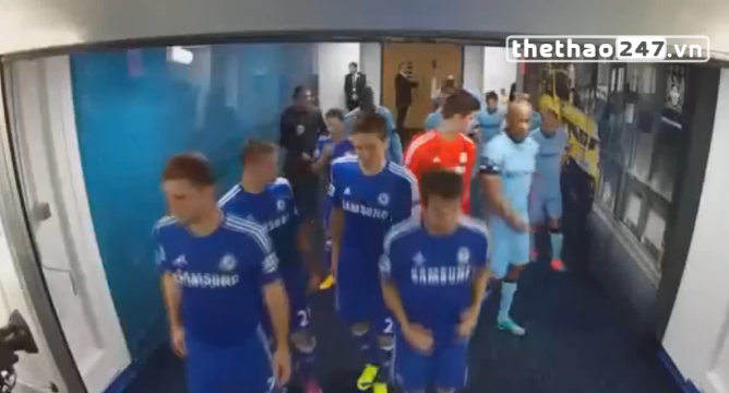 VIDEO: Hazard bị Yaya Toure 'hành hung' trong đường hầm