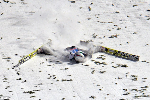 VIDEO: VĐV trượt tuyết tiếp đất bằng mặt với vận tốc gần 100km/h