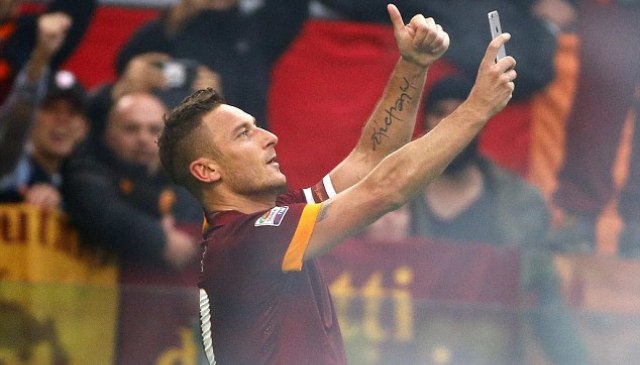 VIDEO: Totti ăn mừng bàn thắng bằng màn 'tự sướng' ngay trên sân