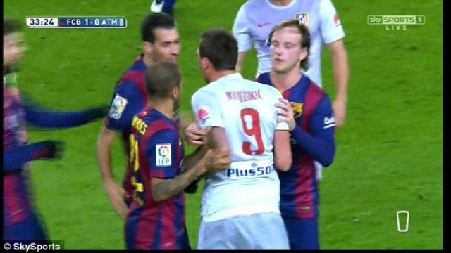 VIDEO: Những pha bóng kungfu trong trận Barca vs Atletico
