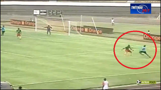 VIDEO: Bất ngờ với tuyệt chiêu lừa bóng của tuyển thủ Congo