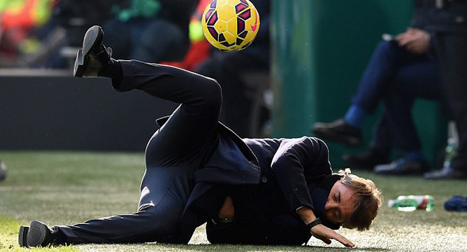 VIDEO: Mancini bị học trò đá trúng mặt khi đang chỉ đạo ngoài đường biên