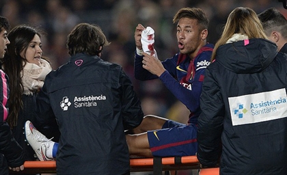 Cận cảnh hình ảnh Neymar bị ‘chém’ rướm máu