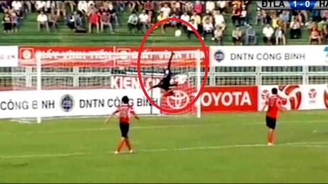 VIDEO: Những pha cứu thua làm nản lòng chân sút HAGL của thủ môn Quốc Cường