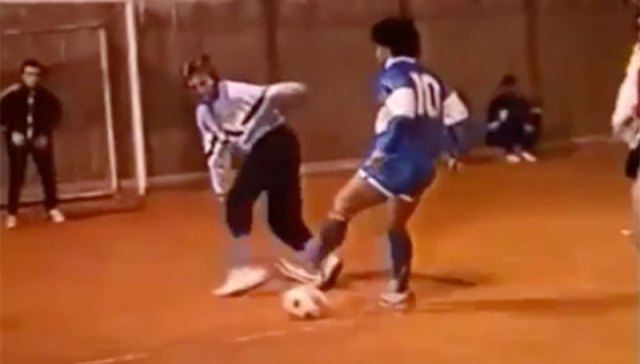 VIDEO: Những tuyệt kỹ lừa bóng của Maradona trên sân Futsal